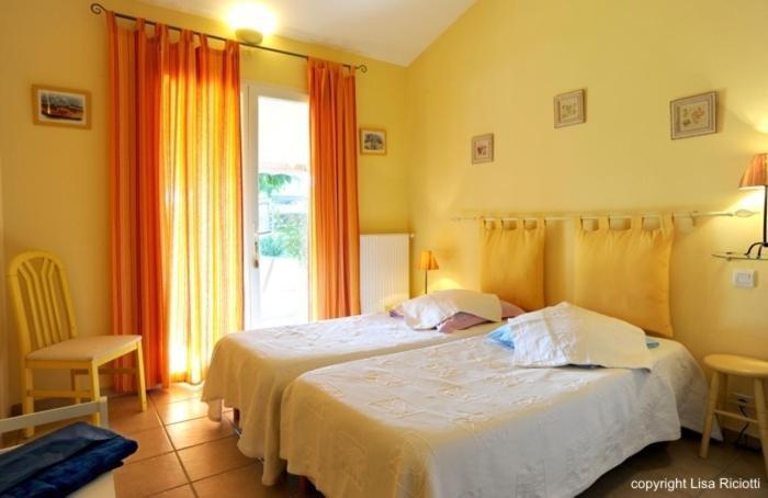 Les Hotes De La Combe Mouis Creissan Номер фото